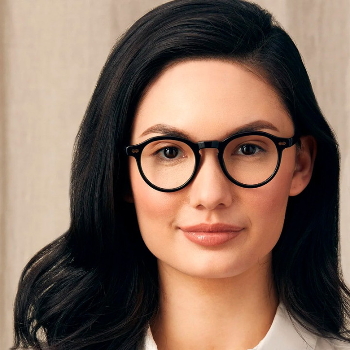 model wearing moscot miltzen in black