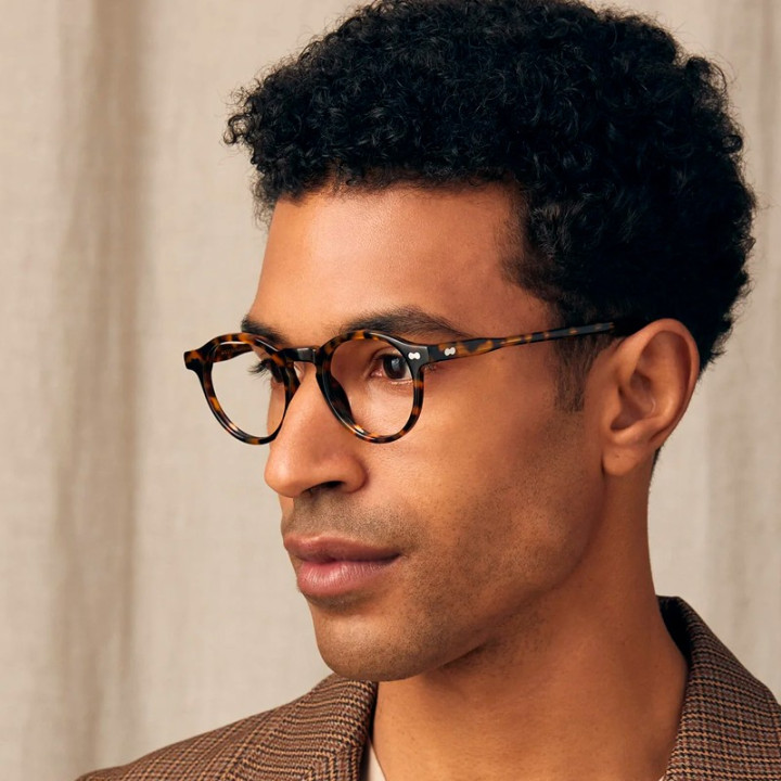 model wearing moscot miltzen in black tortoise