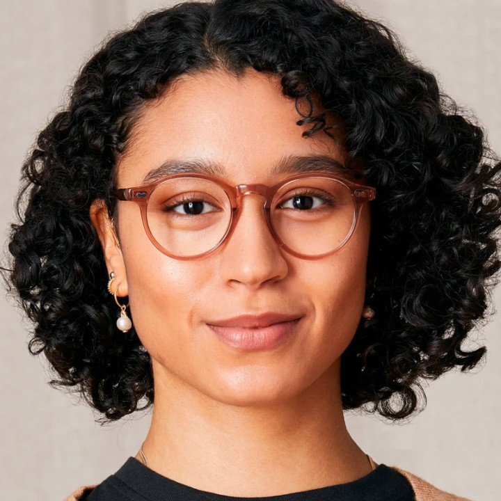 model wearing moscot miltzen in vintage rose