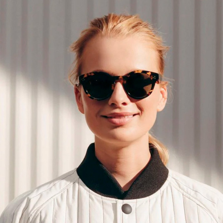 La modelo lleva la Grunya Sun Antique Tortoise