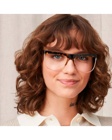 La modelo lleva la Moscot Shonda Blonde Tortoise