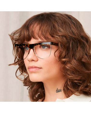 La modelo lleva la Moscot Shonda Blonde Tortoise vista 3q