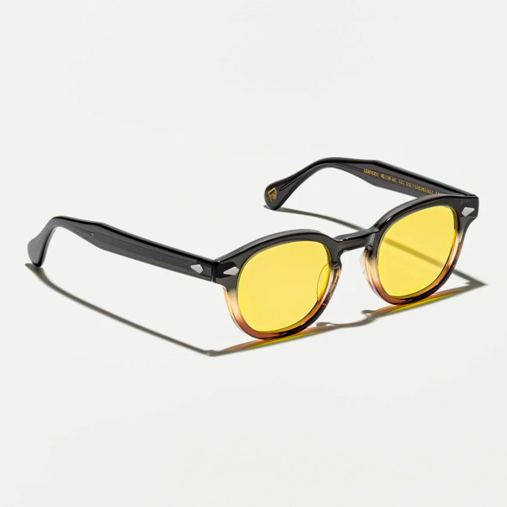 Las LEMTOSH MONOCHROME en  Grey-Brown Fade con lentes Mellow Yellow vista 3q