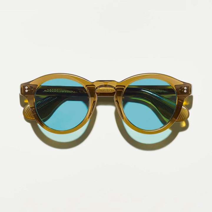 Las Keppe sun en Olive Brown  con lentes minerales azules