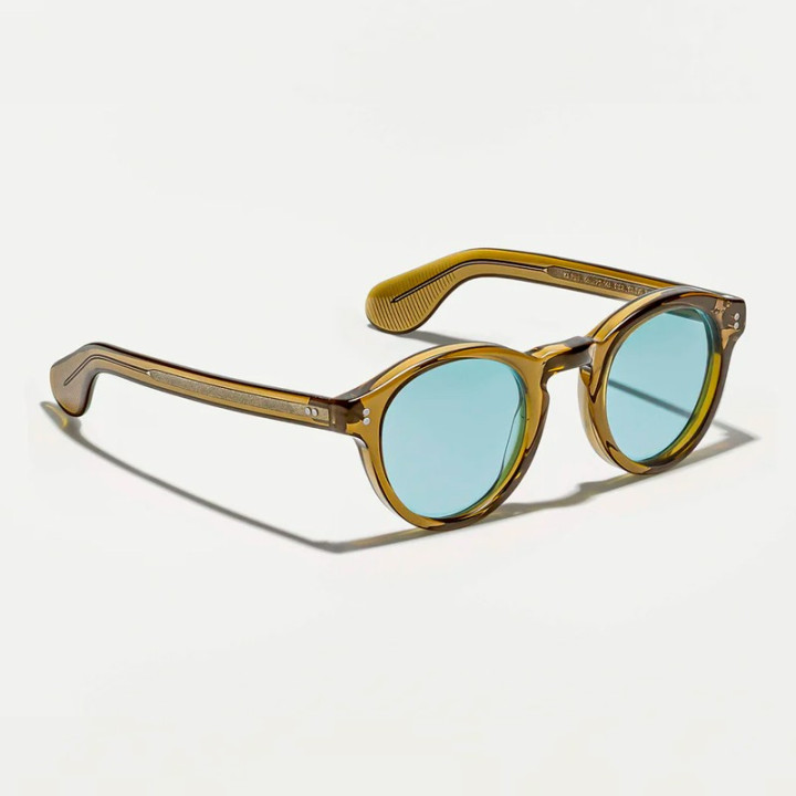 Las Keppe sun en Olive Brown con lentes minerales azules vista 3q