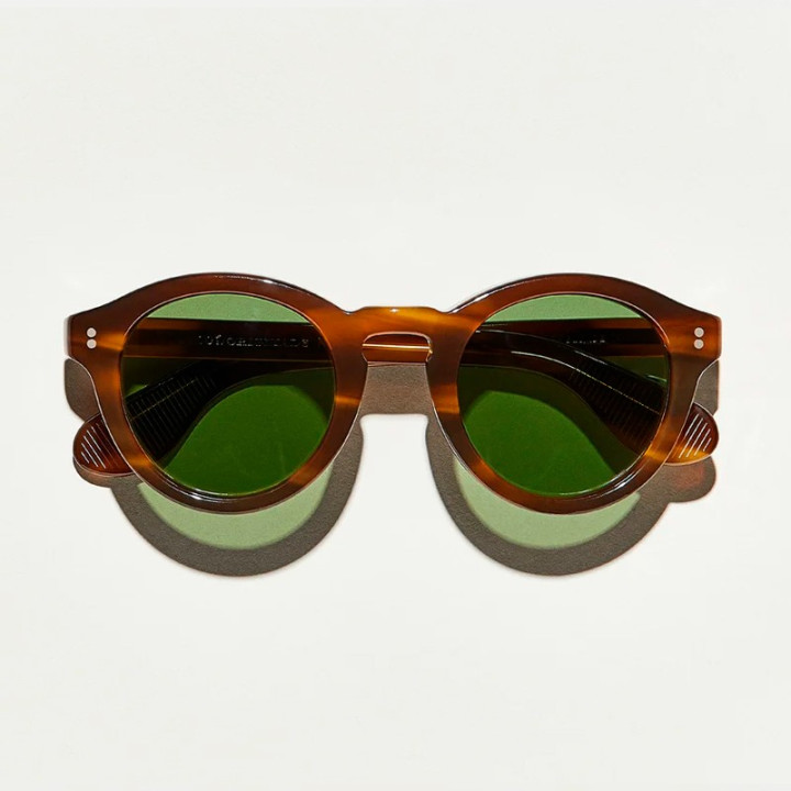 Las Keppe sun en Dark Blonde con lentes minerales Calibar Green