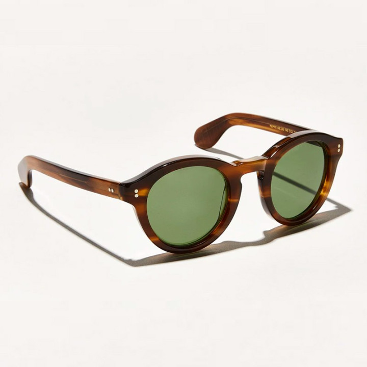Las Keppe sun en Dark Blonde con lentes minerales Calibar Green vista 3q