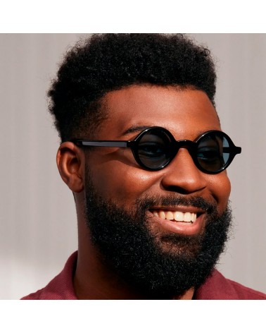 El modelo lleva las Zolman Black con lentes minerales azules