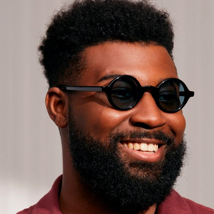 El modelo lleva las Zolman Black con lentes minerales azules