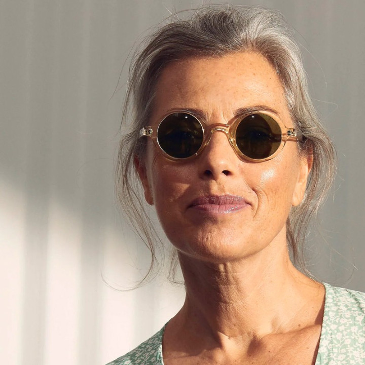 La modelo lleva las Zolman Sun en Flesh con lentes minerales Calibar Green