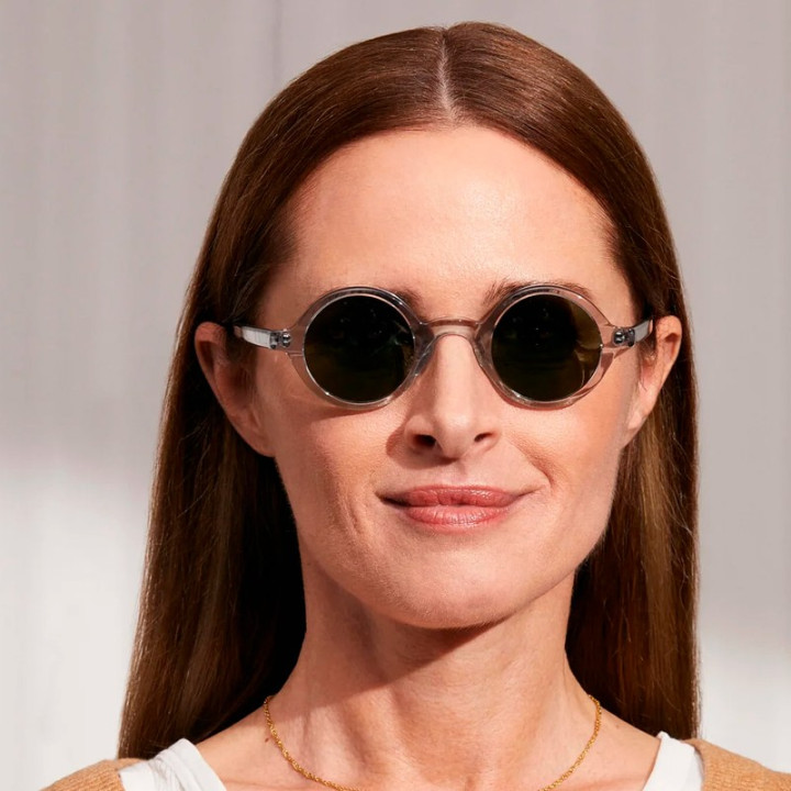 La modelo lleva las Zolman sun en light grey con lentes minerales G-15