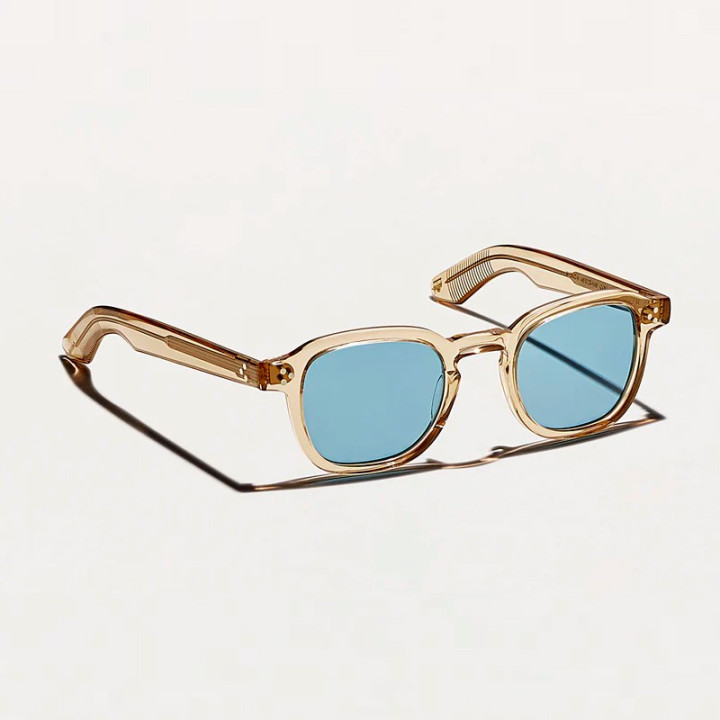 Las Momza Sun en Cinnamon con lentes minerales azules vista 3q