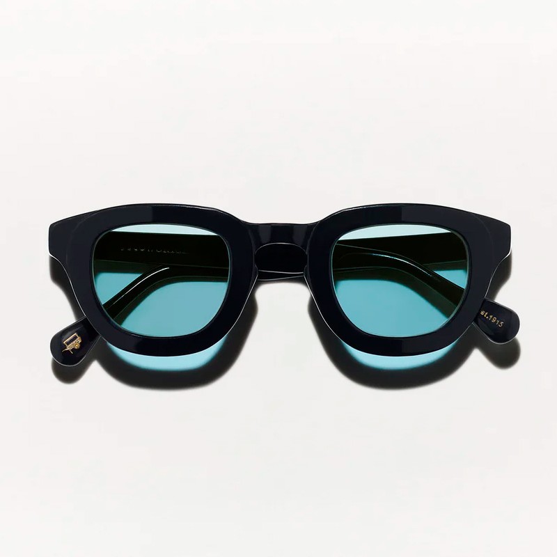 Las Telena Sun en Black con lentes minerales azules