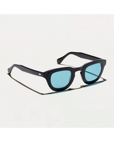 Las Telena Sun en Black con lentes minerales azules vista 3q