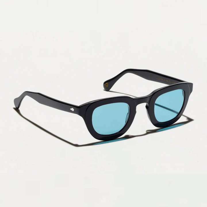 Las Telena Sun en Black con lentes minerales azules vista 3q