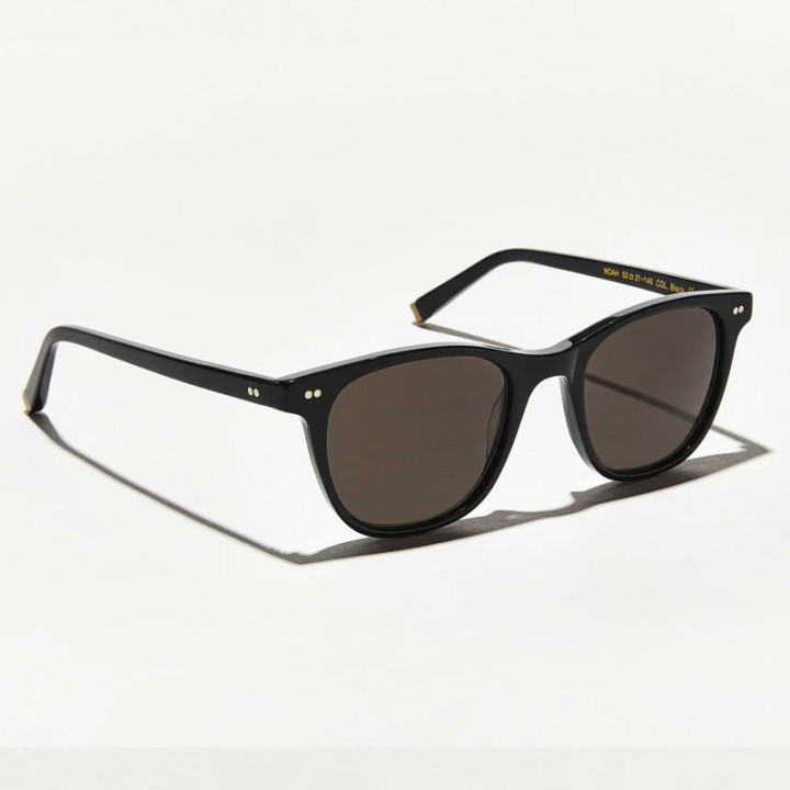 Las Noah Sun en Black con lentes grises (vista 3q)