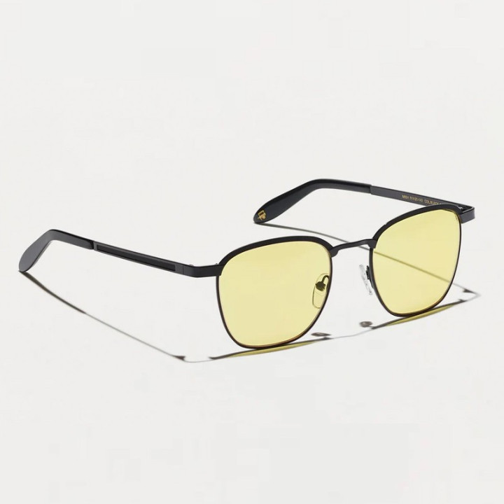 Las  Mish Sun en Black con lentes minerales amarillas vista 3q