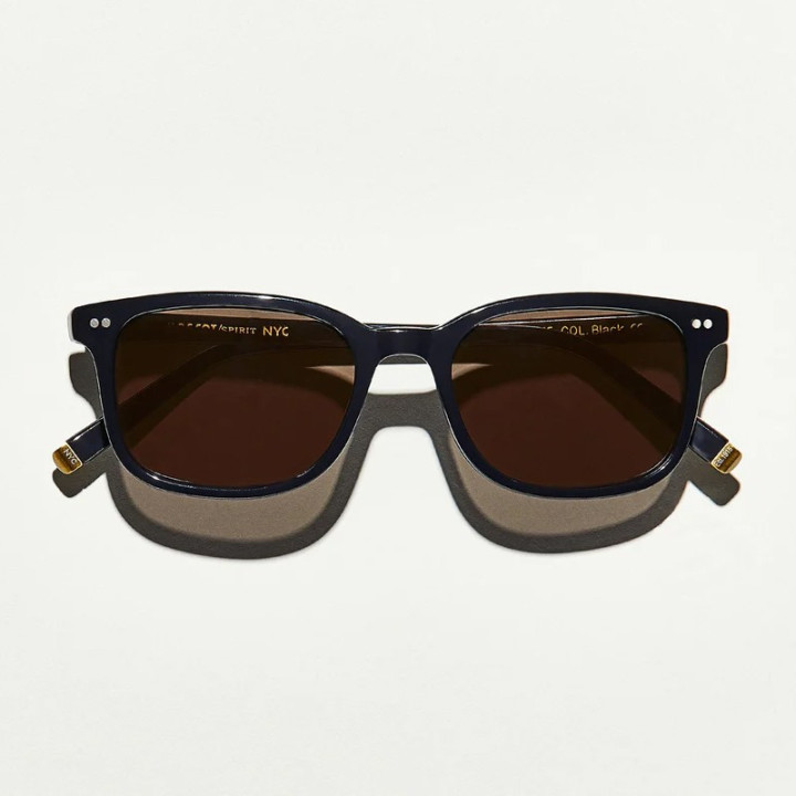 Las Pat sun en black con lentes grises