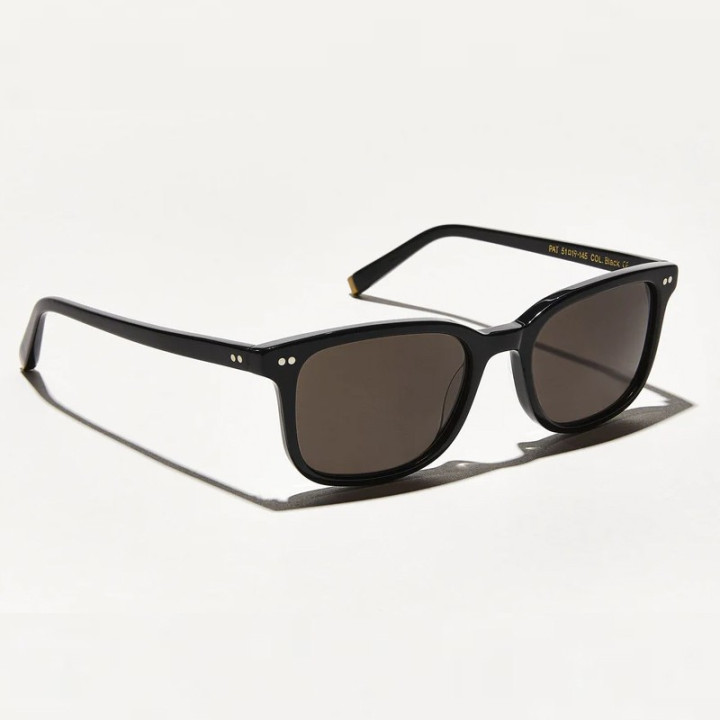 Las Pat sun en black con lentes grises (vista 3q)