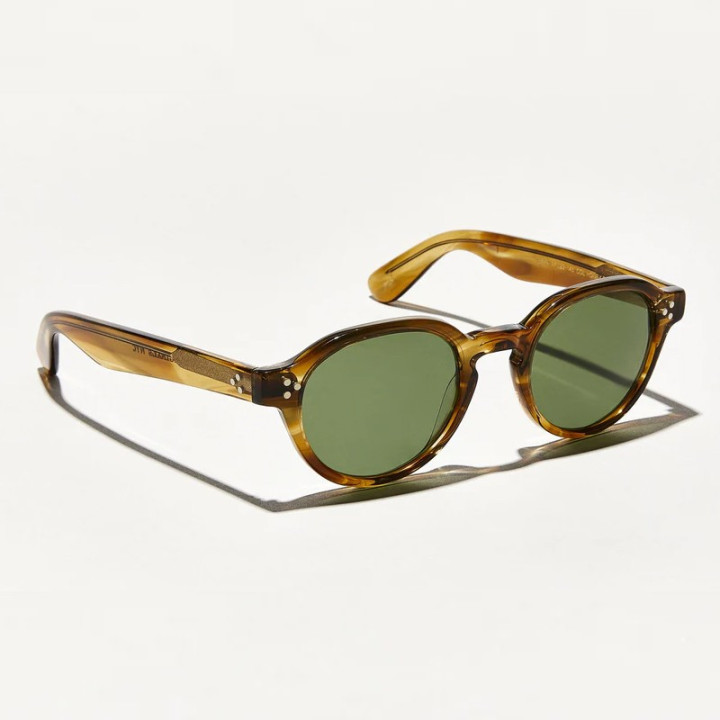 Las Ezra Sun honey blonde con lentes minerales Calibar Green vista 3q