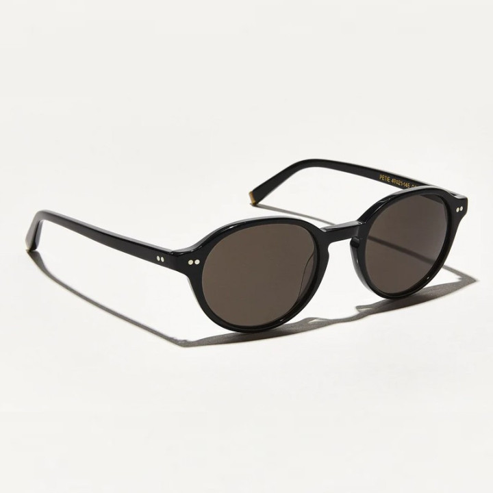 Las Petie sun en black con lentes grises (vista 3q)