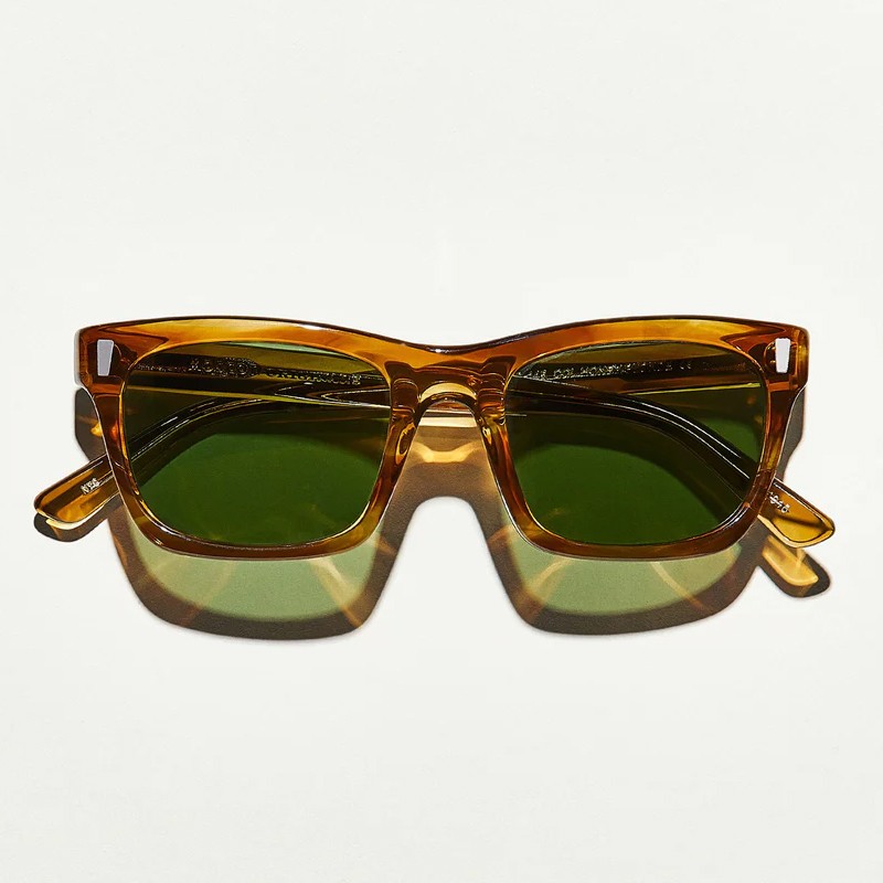Las Yona Sun en honey Blonde con lentes calibar green