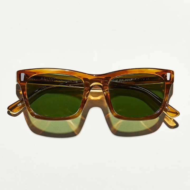 Las Yona Sun en honey Blonde con lentes calibar green