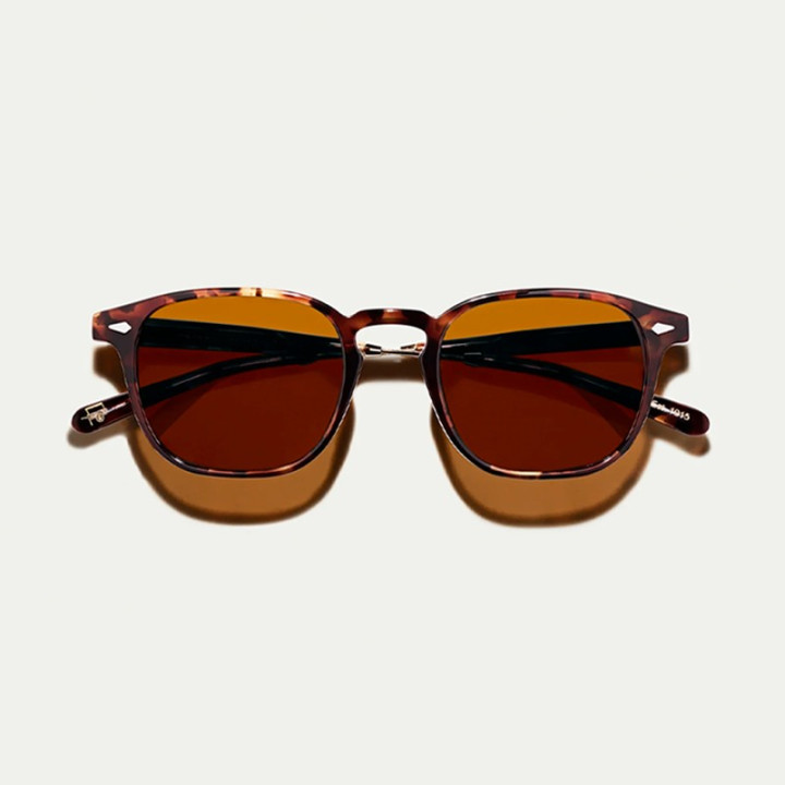 Las Genug Sun en spot tortoise gold con lentes minerales cosmitan brown