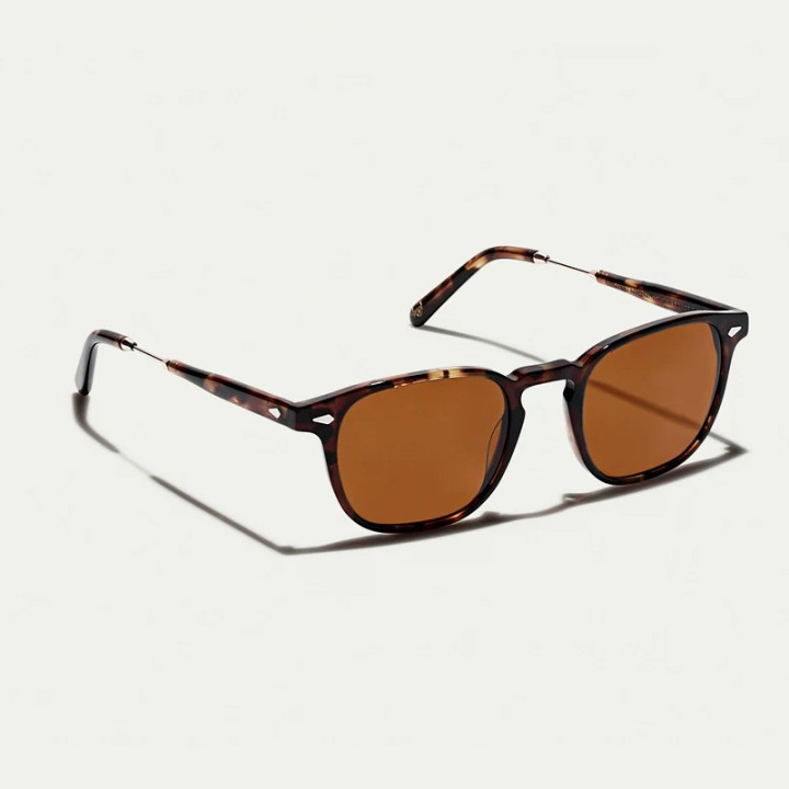 Las Genug Sun en spot tortoise gold con lentes minerales cosmitan brown vista 3q