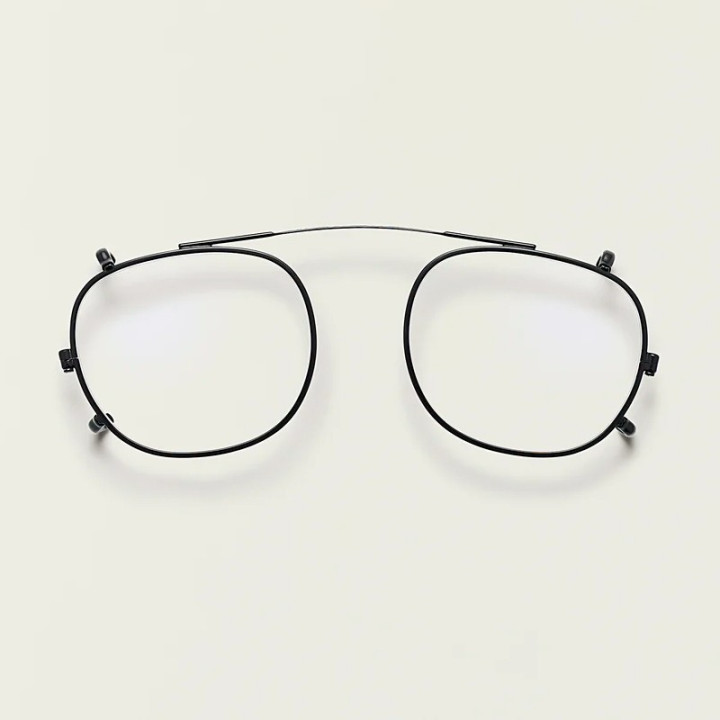 El Cliptosh en matte black con lentes protectoras luz azul