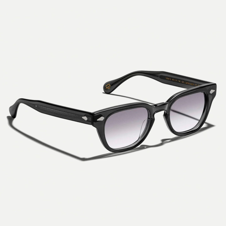 Las Hazen Sun en Dark Grey con lentes CMT American Grey Fade (vista 3q)