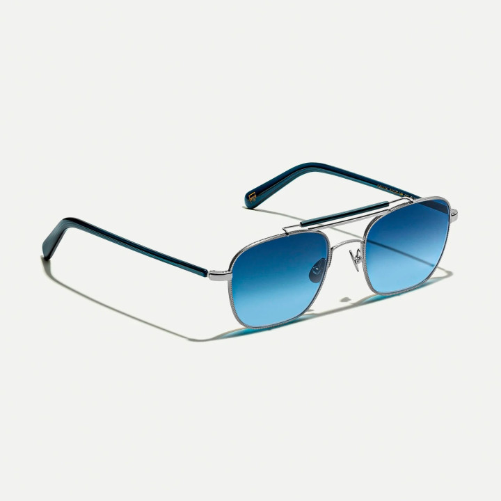 Las Gafilta Sun en Silver / Navy con lentes Denim Blue CMT (vista 3q)