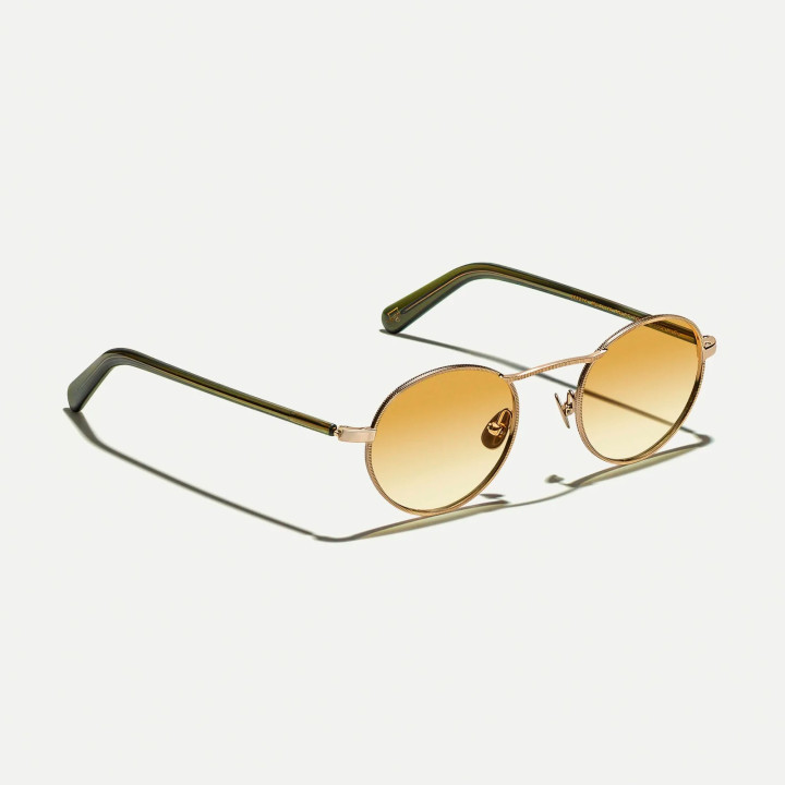 Las Kanaka Sun en gold/dark green con lentes CMT Chestnut Fade (vista 3q)