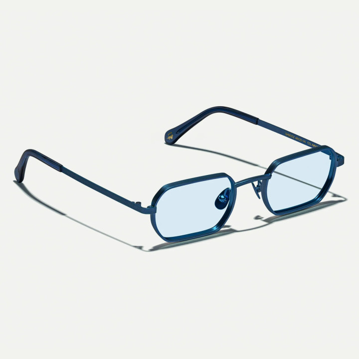 Las Shmooz Sun en Navy con Bel Air Blue CMT lenses (vista 3q)